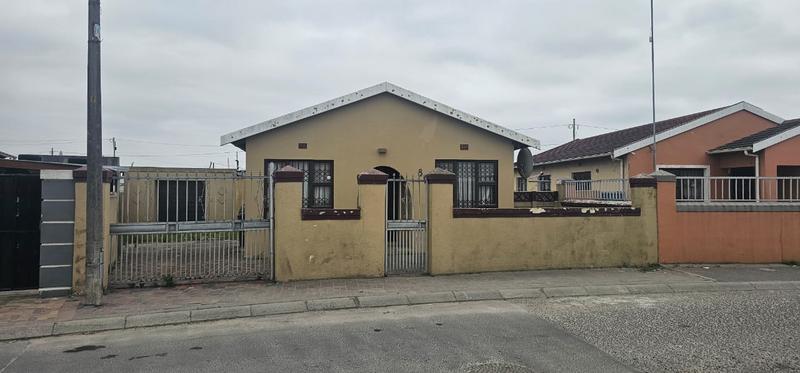 3 Bedroom Property for Sale in Browns Farm Western Cape